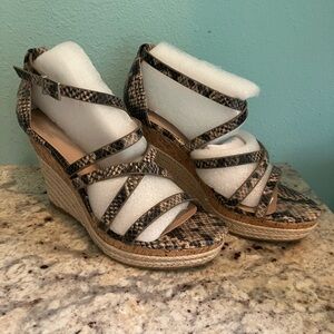 Charles David Snakeskin Pattern Wedges